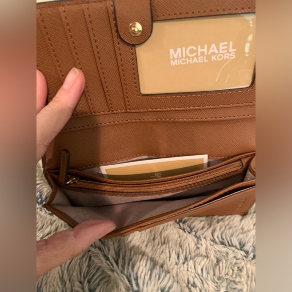 ✨✨NWT MK Saffiano Leather Slim Wallet✨✨ - Picture 3 of 4
